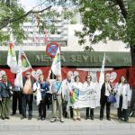 Grupos antiabortistas protestaron desde las nueve de la mañana de ayer en el hotel donde se celebra el congreso.