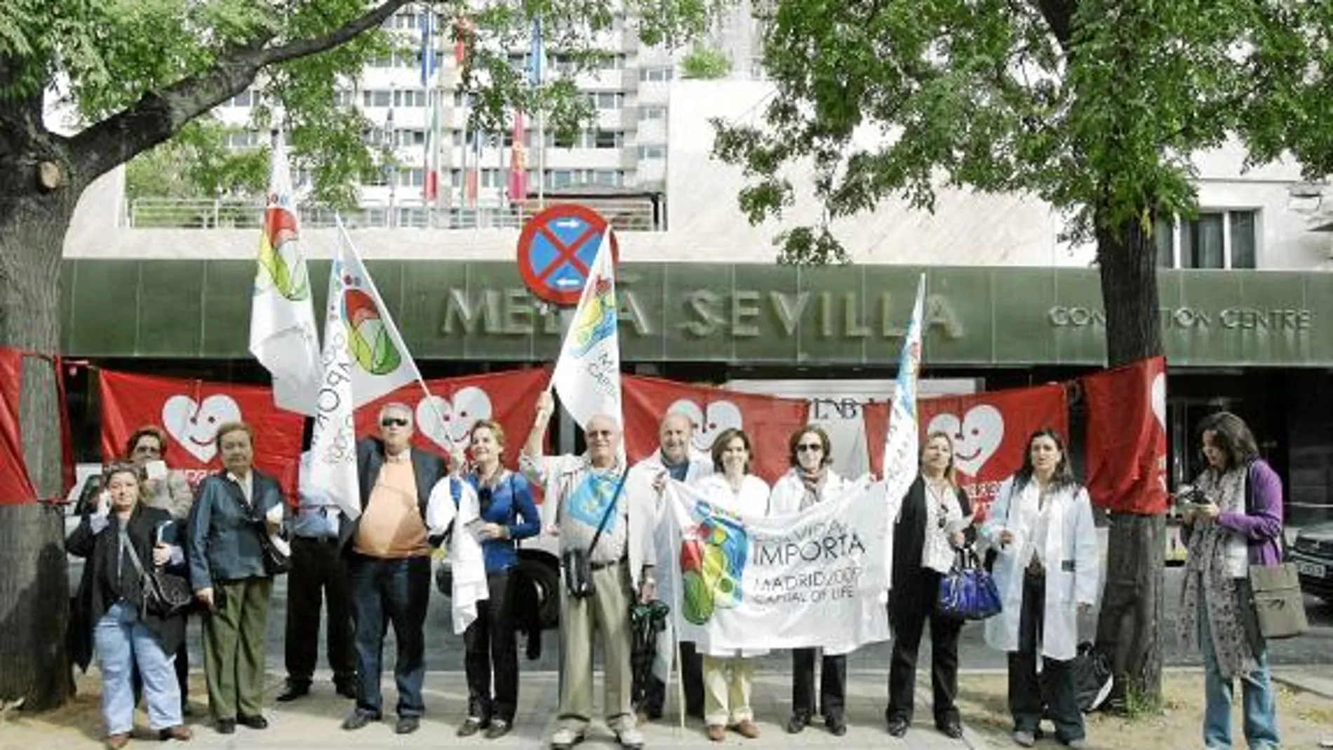 Grupos antiabortistas protestaron desde las nueve de la mañana de ayer en el hotel donde se celebra el congreso.