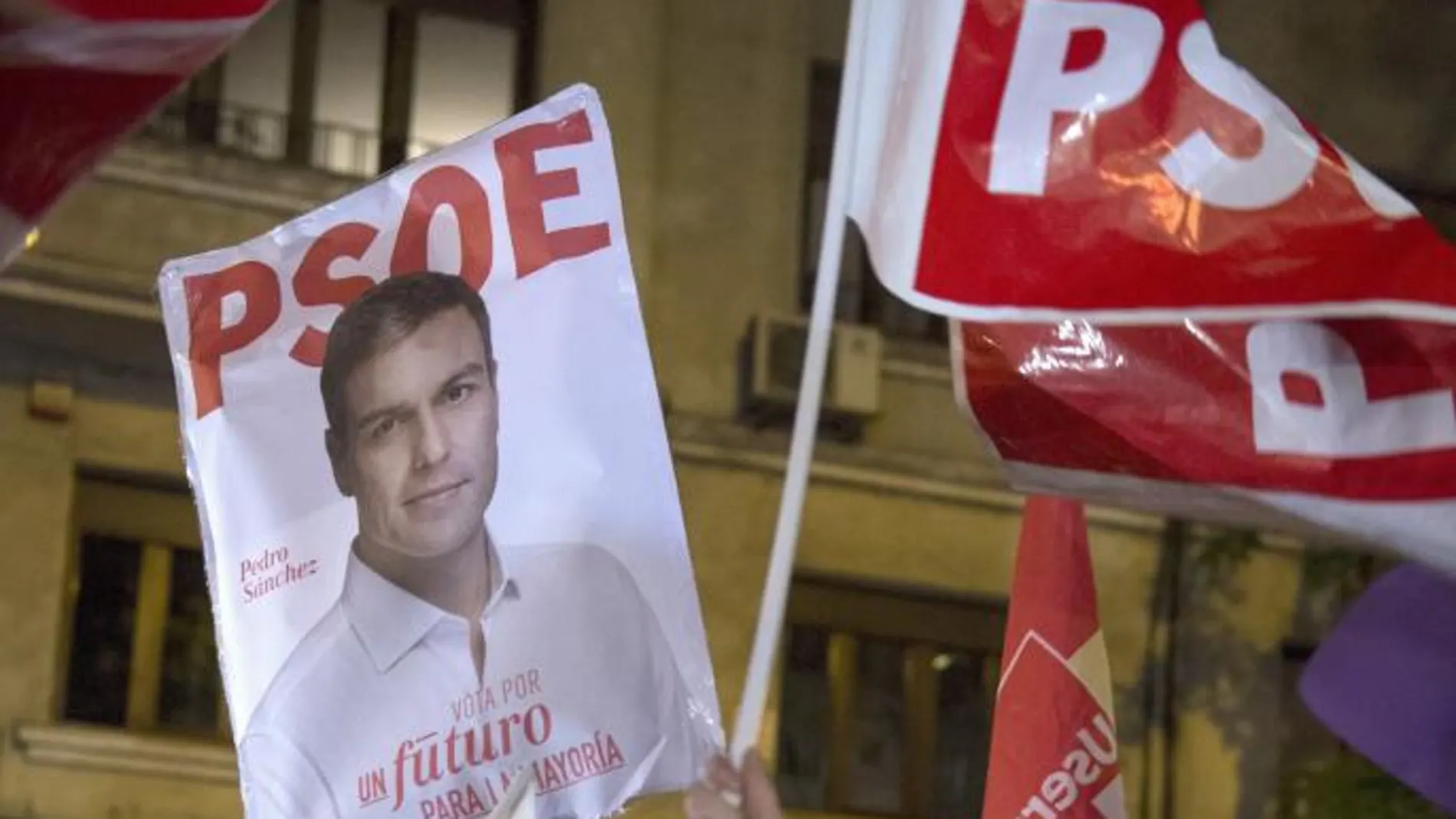 Simpatizantes del candidato a la Secretaría General del PSOE Pedro Sánchez a las puertas de la sede socialista de Ferraz