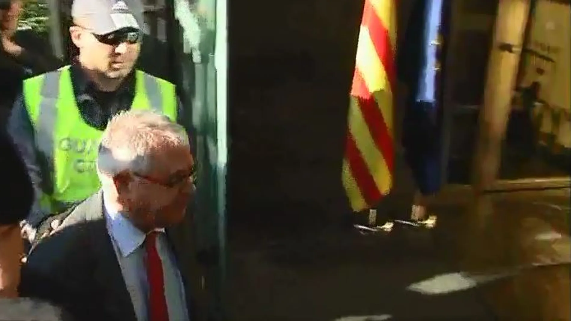 Instante en el que el tesorero de CDC, Andreu Vicola, entra en la sede de su partido para asistir al registro