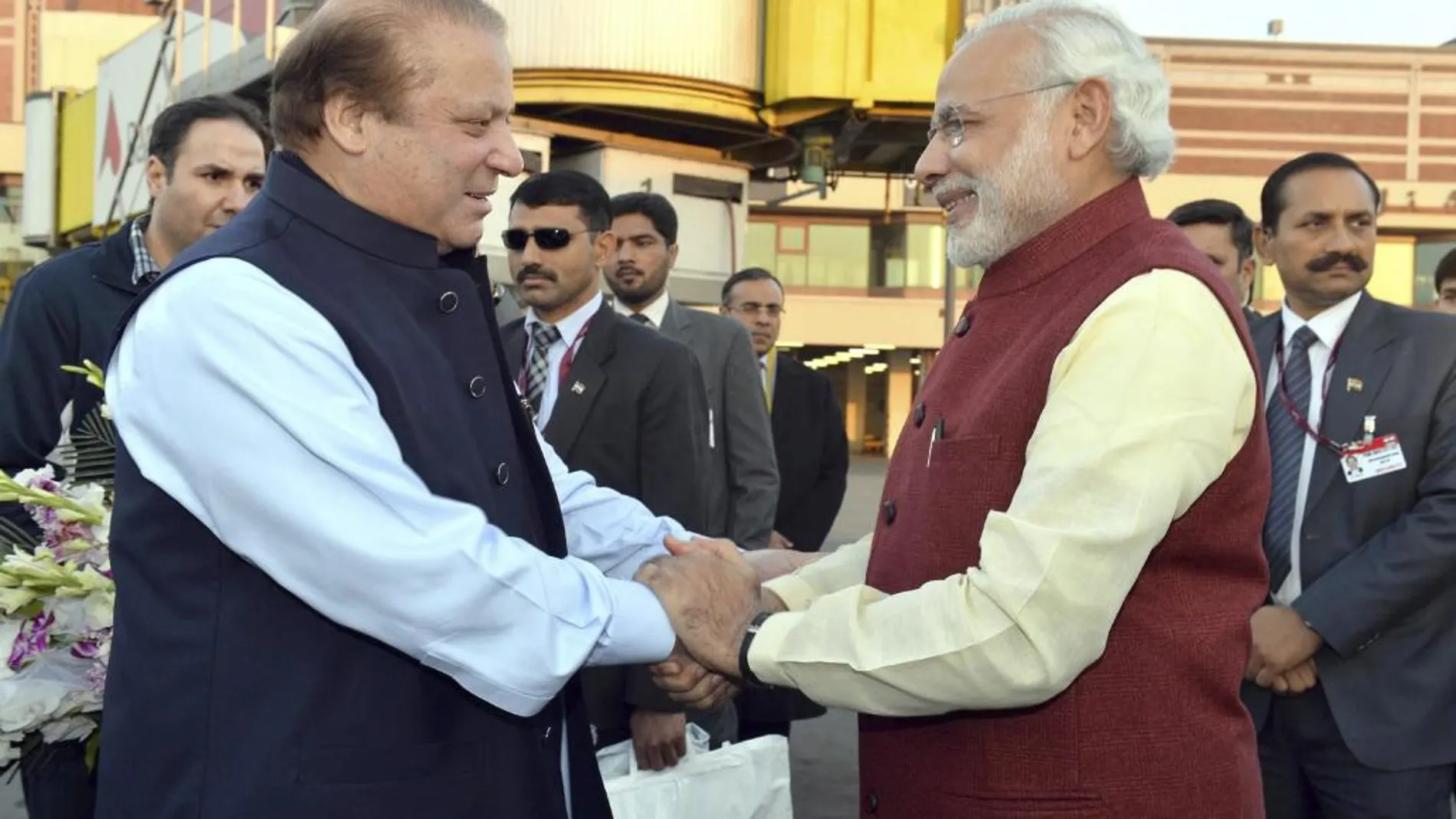 Narendra Modi (d) a su llegada a la residencia oficial de su homólogo paquistaní, Nawaz Sharif (i) en Lahore, Pakistán hoy 25 de diciembre.