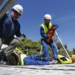 Simulacro de rescate de un operario accidentado en una jornada de prevención de riesgos laborales celebrado en León