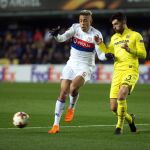 El delantero dominicano del Olympique de Lyon Mariano Díaz (i) pelea un balón con el defensa del Villarreal Álvaro González