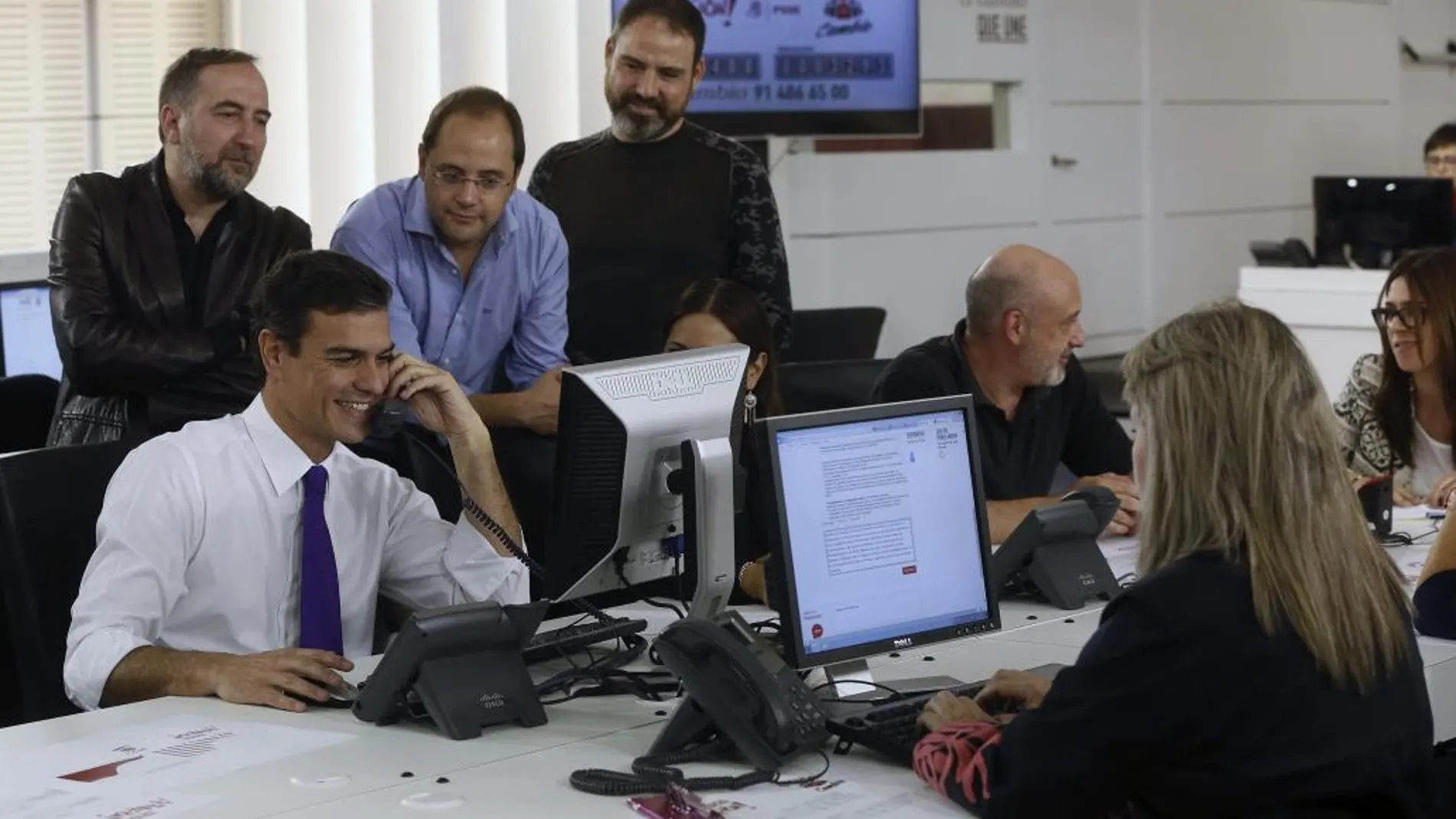 Pedro Sánchez (2i), junto al secretario de Organización, César Luena (3i), entre otros, inaugura el «call center» instalado en Ferraz