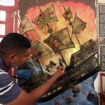 Un turista observa una réplica del Galeón San José