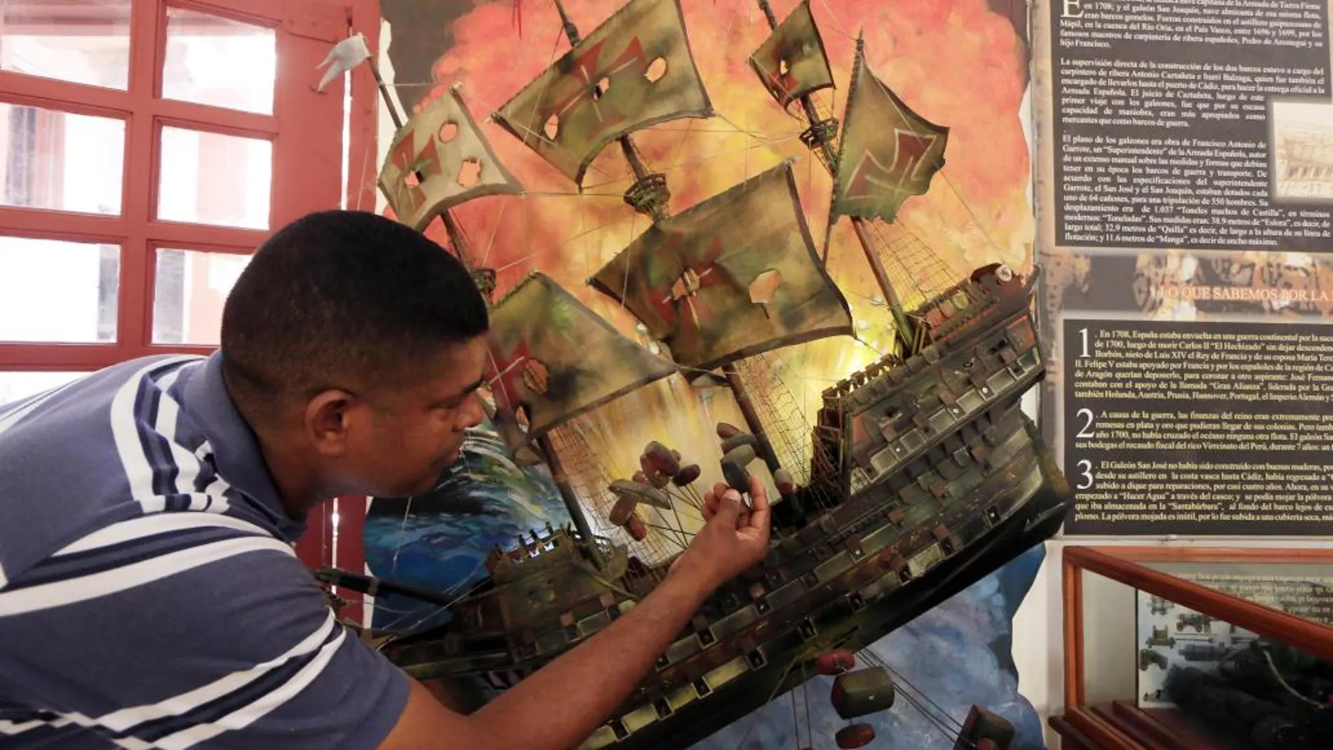 Un turista observa una réplica del Galeón San José