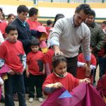 Iván Fandiño enseña a los niños ecuatorianos a coger el capote