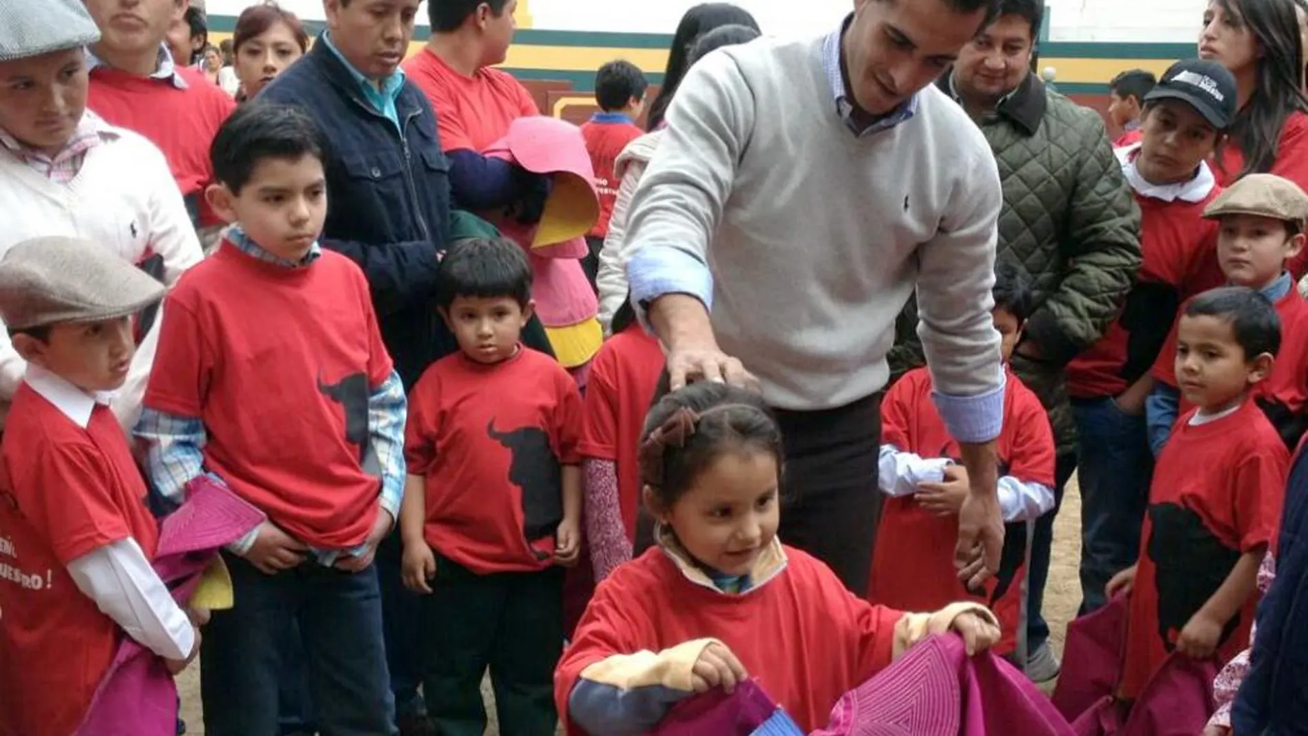 Iván Fandiño enseña a los niños ecuatorianos a coger el capote