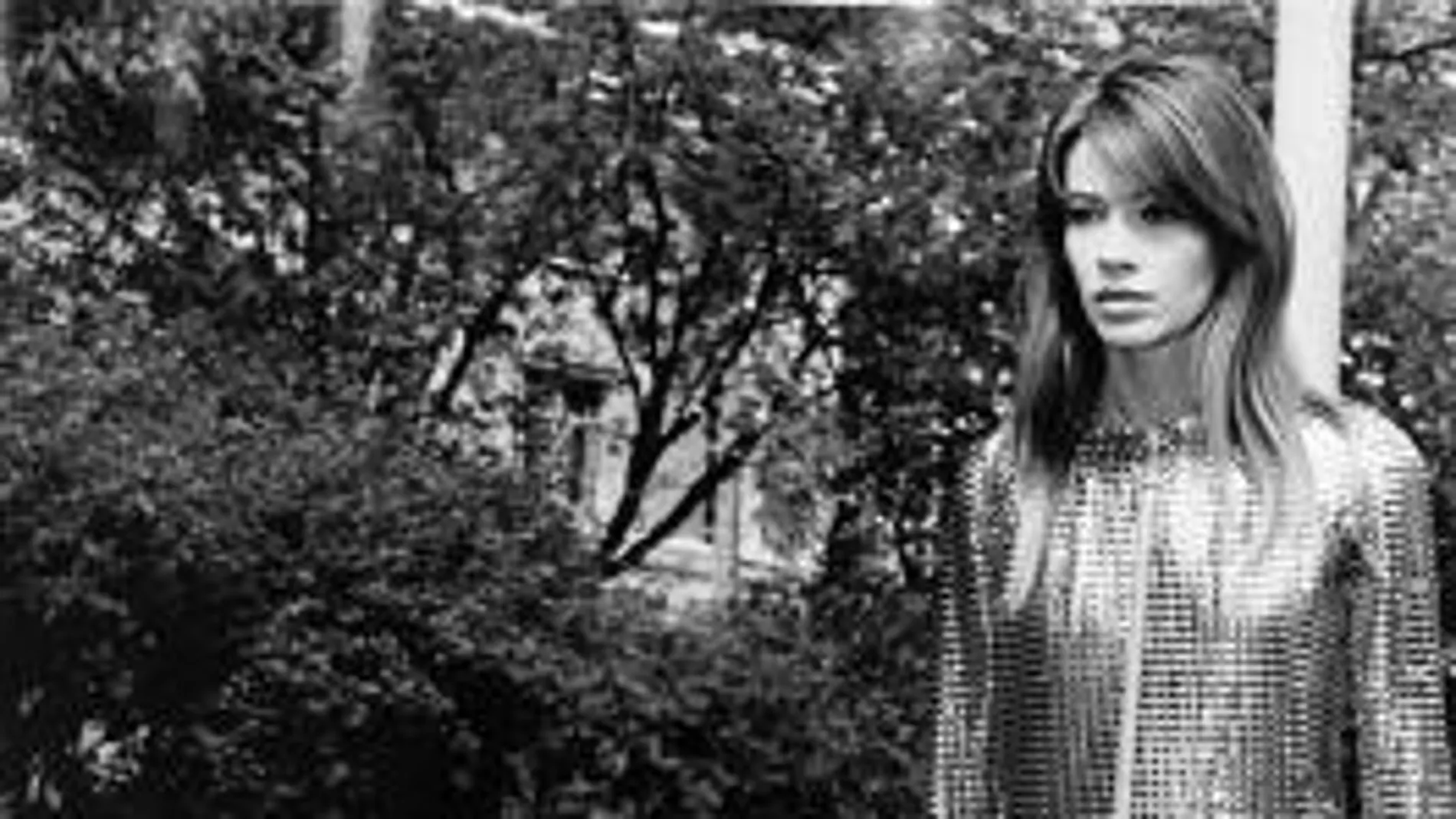 Una joven Hardy, caminando por un parque de Londres en abril de 1968