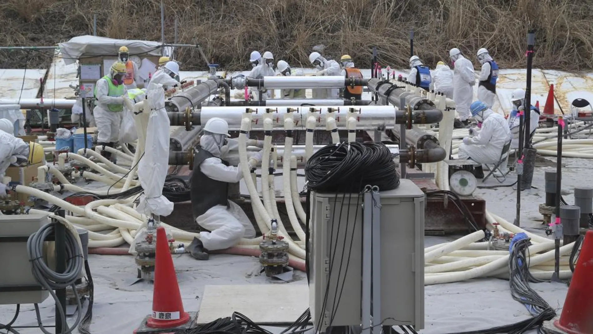 El muro de hielo de Fukushima, hace unos días, sometido a los últimos retoques