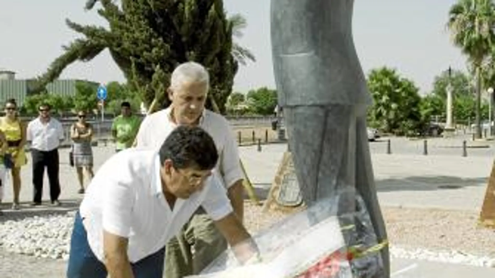 El coordinador general de IU-LV-CA, Diego Valderas, deposita un ramo de flores ante la estatua de Blas Infante, ubicada donde fue fusilado