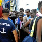 Un grupo de migrantes del «Aquarius» esperan a bordo del barco para recibir comida