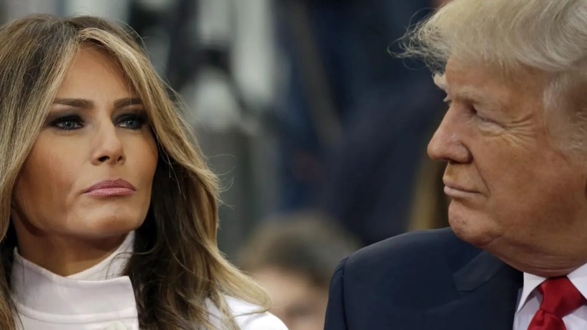 El aspirante republicano a la presidencia estadounidense Donald Trump (d) y su esposa Melania (i)