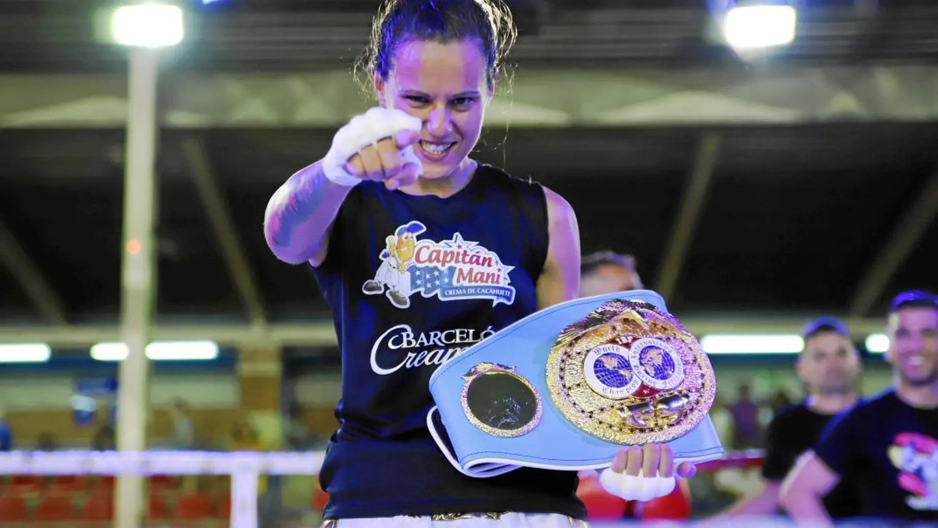 Joana Pastrana, con el cinturón de campeona del mundo en la mano, celebra su triunfo. Foto: Clara Guarde