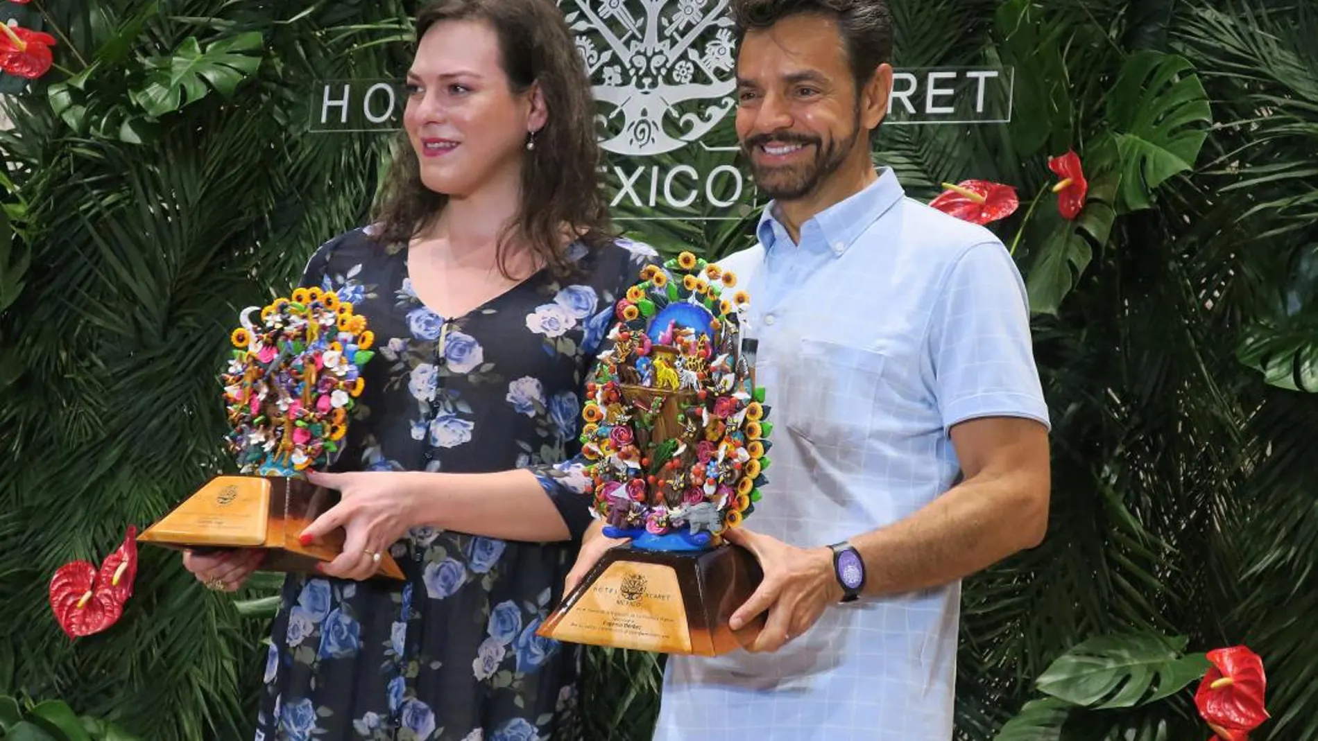 La actriz chilena Daniela Vega y el actor mexicano Eugenio Derbez posan durante la entrega del reconocimiento Xcaret