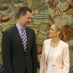 El Rey Felipe VI conversa con la nueva presidenta de Madrid, Cristina Cifuentes, durante la audiencia celebrada hoy en el Palacio de la Zarzuela
