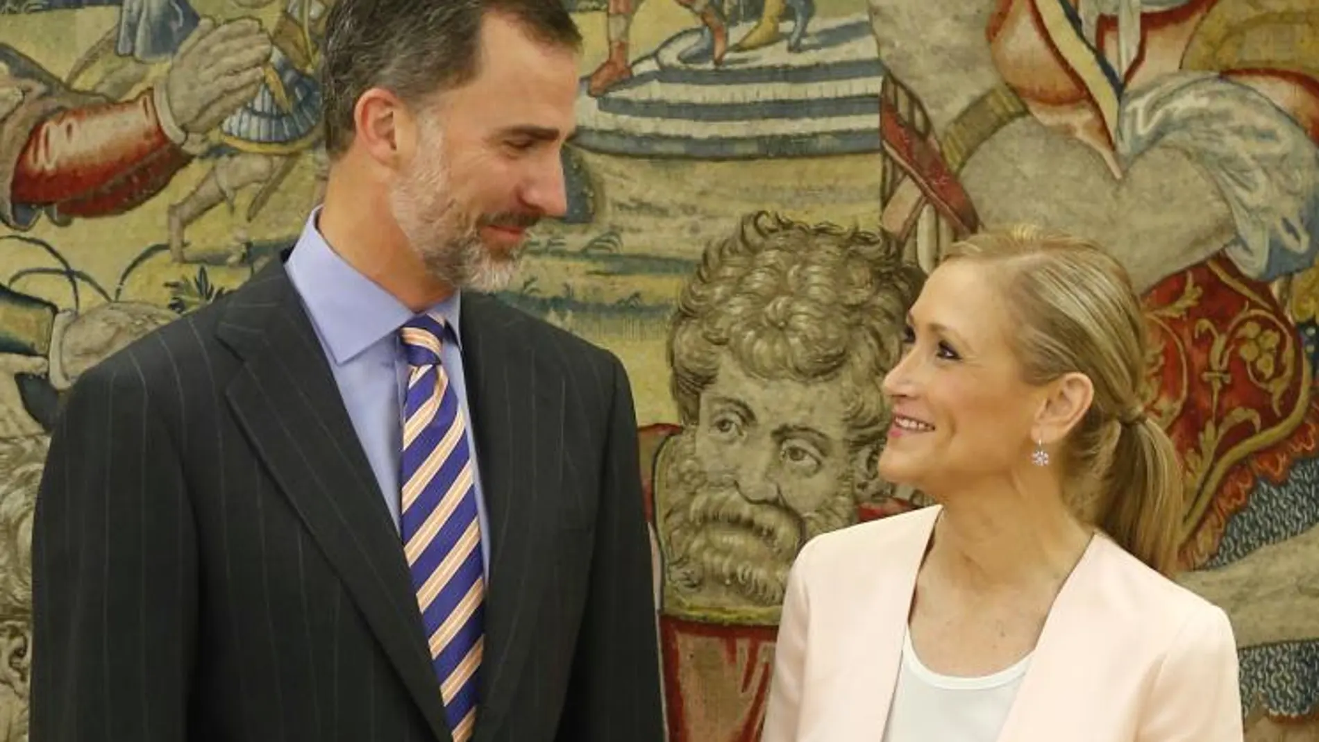 El Rey Felipe VI conversa con la nueva presidenta de Madrid, Cristina Cifuentes, durante la audiencia celebrada hoy en el Palacio de la Zarzuela
