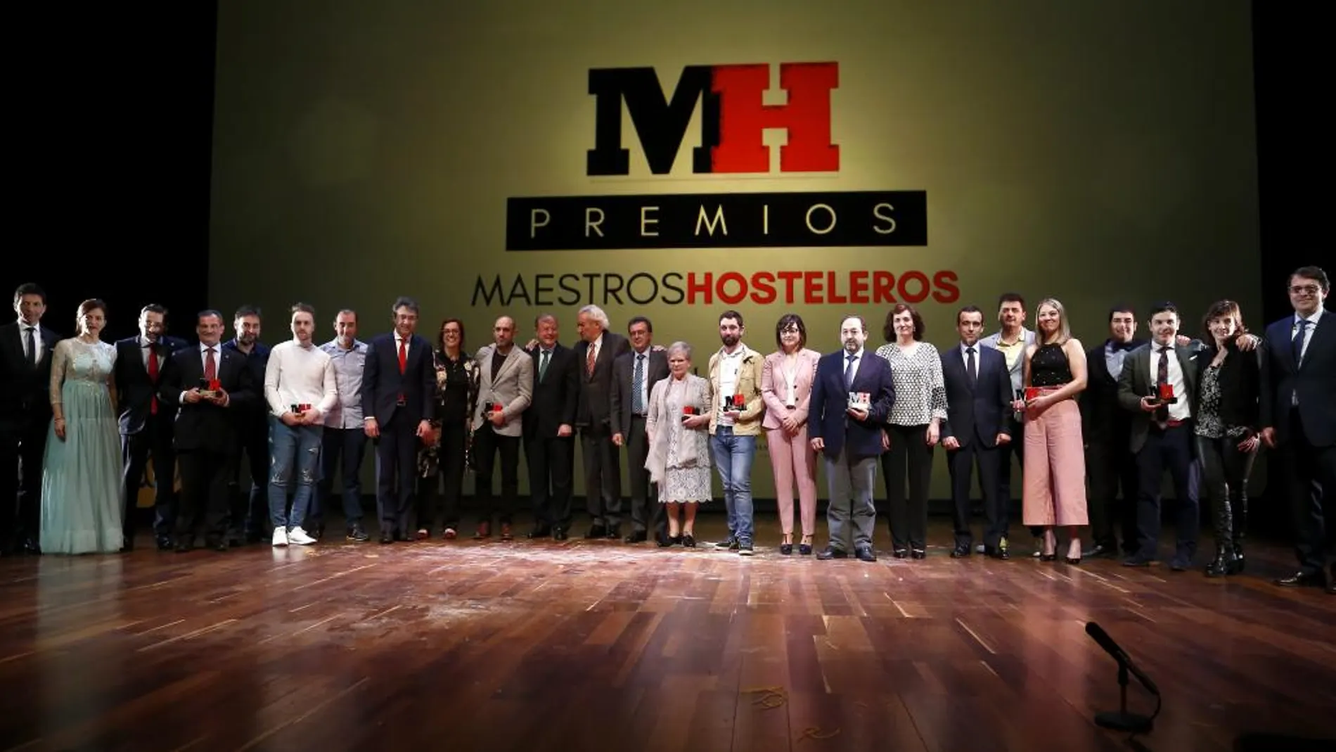 Los premiados con las autoridades en el acto celebrado en el Auditorio Ciudad de León