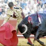 El Juli, en un muletazo de la emocionante faena que hizo ayer en Sevilla