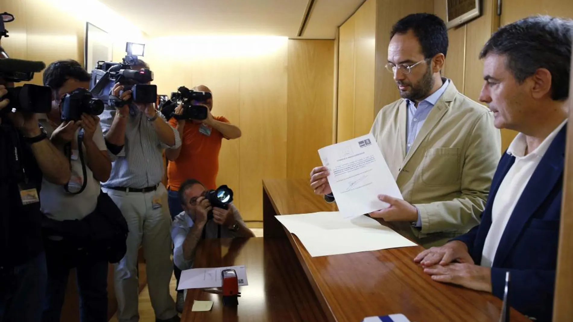 Los diputados del PSOE Antonio Hernando (i) y Pedro Saura (d) han presentado hoy en el registro del Congreso de los Diputados la enmienda de su grupo a la totalidad de los Presupuestos Generales del Estado (PGE) 2016.
