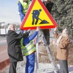 Aguirre acudió ayer, junto al consejero de Transportes, al kilómetro cuatro de la M-509 donde colocó la primera señal de las obras