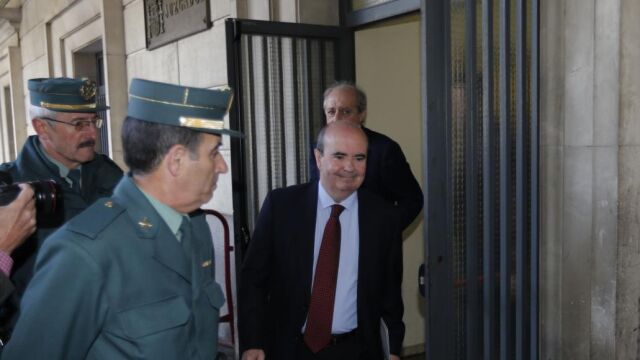 El ex vicepresidente andaluz Gaspar Zarrías, sale tras menos de diez minutos ante el juez de refuerzo del juzgado de instrucción 6 de Sevilla