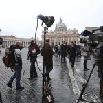 Varios periodistas congregados en la Plaza de San Pedro del Vaticano tras el anuncio de renuncia hecho por el papa Benedicto XVI