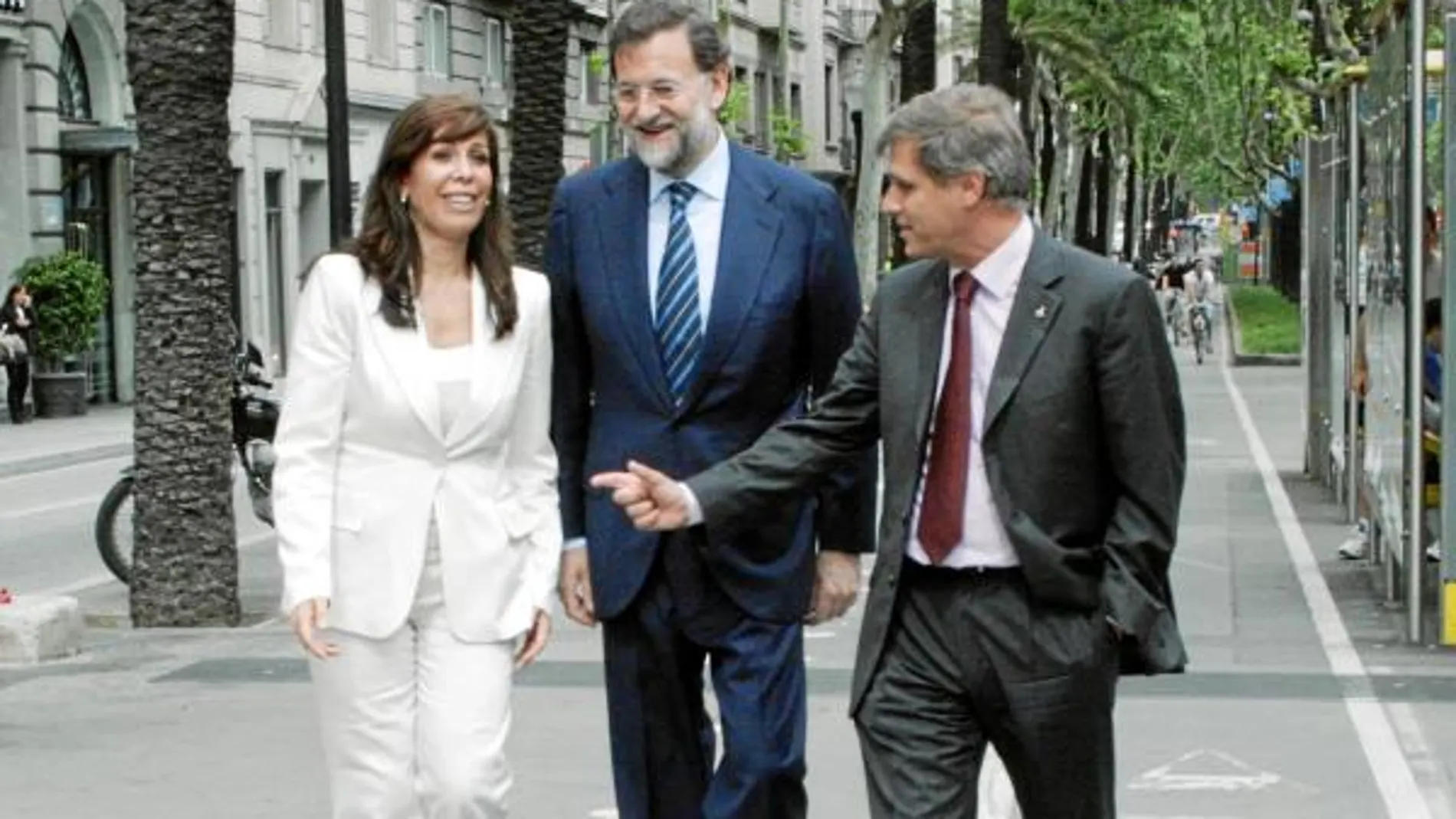 Alberto Fernández llevó ayer a Rajoy y a Sánchez-Camacho a la Diagonal, símbolo del «declive» del mandato socialista en Barcelona