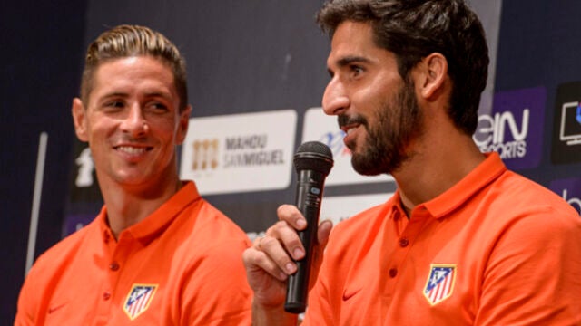 Fernando Torres y Raúl García, ante los medios en el hotel de concentración Otanisaga