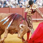 Natural de José María Manzanares en su última comparecencia en la Feria de Abril de Sevilla