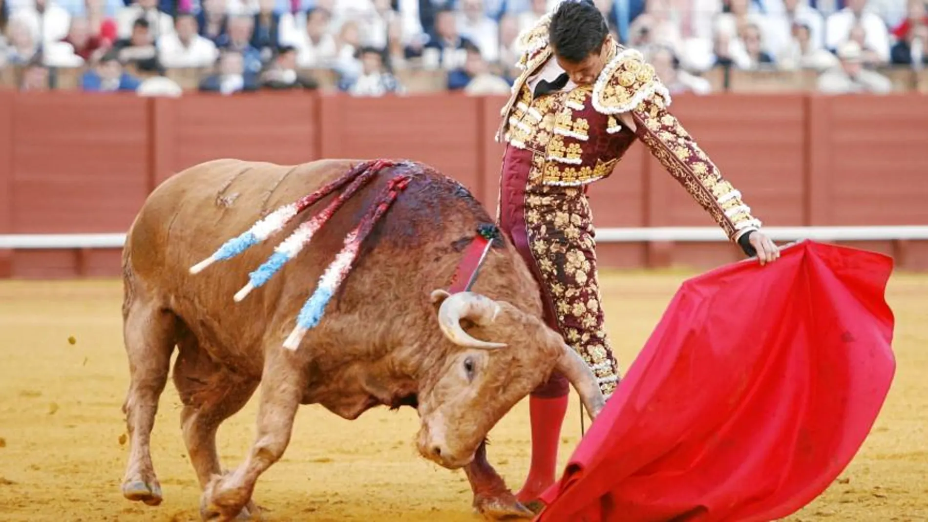 Natural de José María Manzanares en su última comparecencia en la Feria de Abril de Sevilla