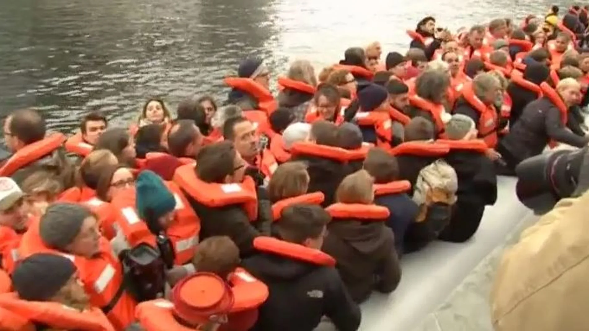 La patera abarrotada ha cruzado una pequeña parte del río Spree, que atraviesa Berlín.