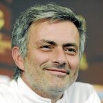 José Mourinho sonríe durante una conferencia de prensa