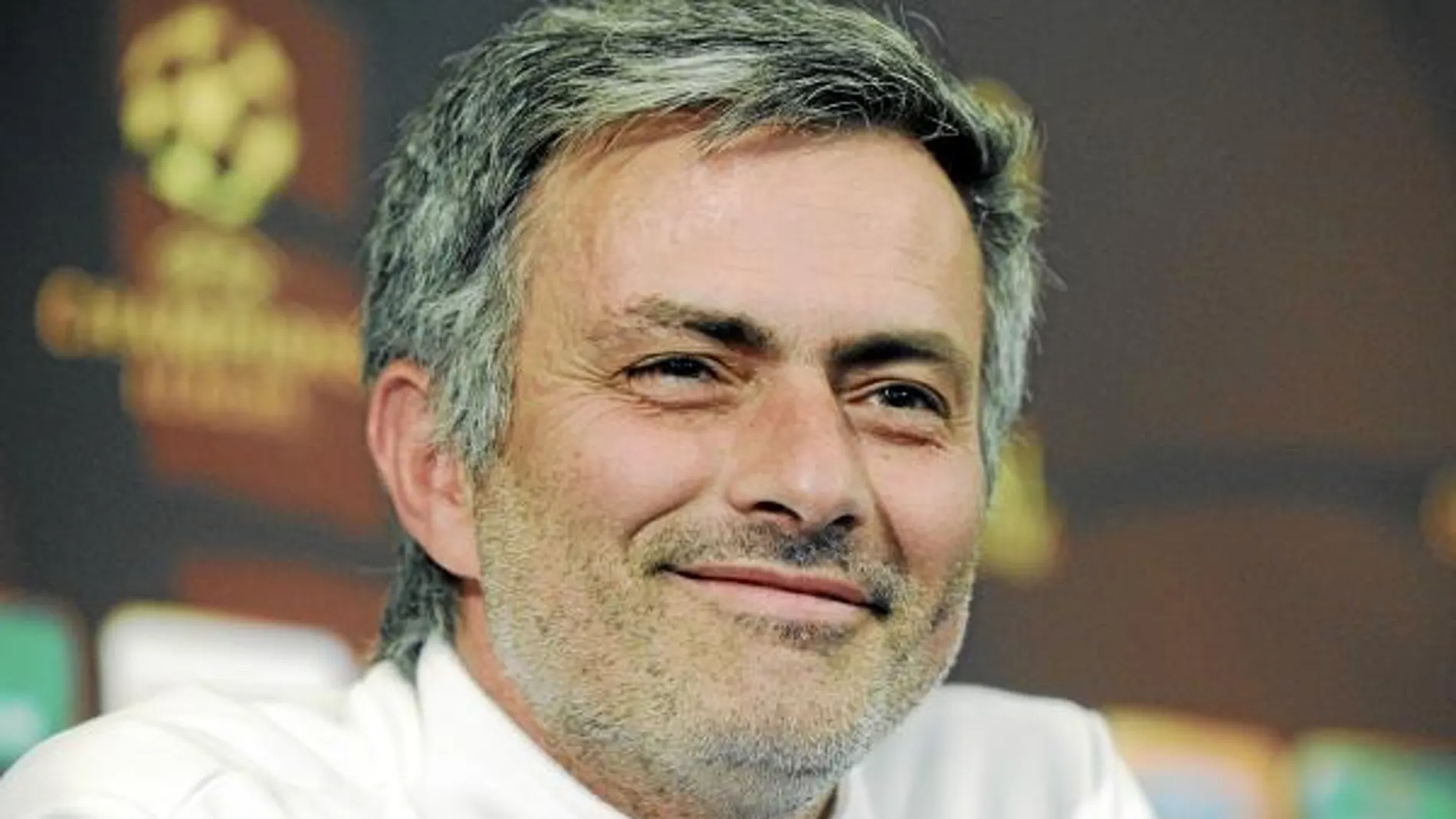 José Mourinho sonríe durante una conferencia de prensa
