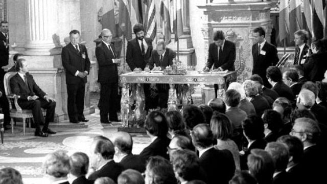 Felipe González y Fernando Morán firma el tratado de adhesión en 1985