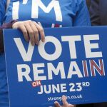 Un voluntario exhibe un cartel de la campaña «Remain In», que tiene como objetivo el «Bremain», es decir, la permanencia de Gran Bretaña en la Unión Europea después de la votación del próximo día 23 de junio