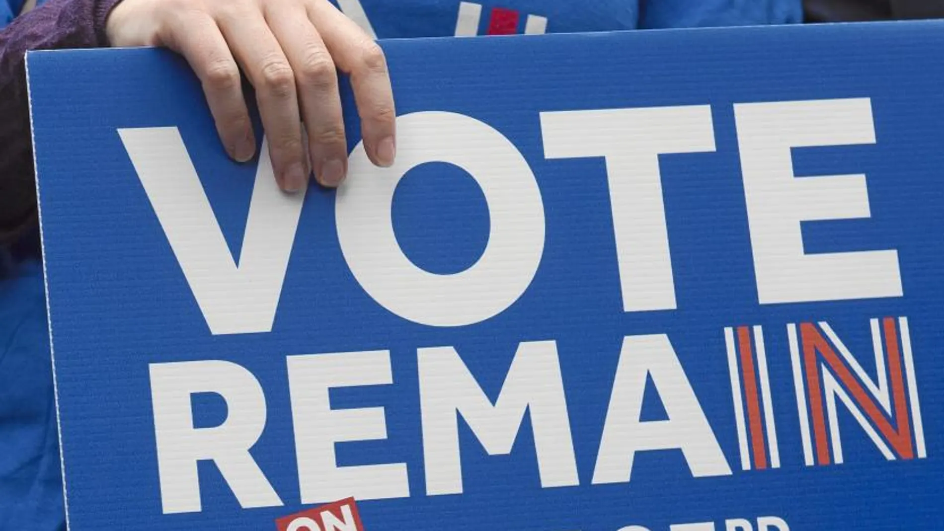 Un voluntario exhibe un cartel de la campaña «Remain In», que tiene como objetivo el «Bremain», es decir, la permanencia de Gran Bretaña en la Unión Europea después de la votación del próximo día 23 de junio