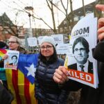 Concentración ante la cárcel de Neumünster, donde ya estuvo detenido Carles Puigdemont