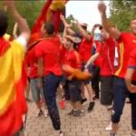 Los aficionados españoles celebran la victoria de 'La Roja' en Toulouse