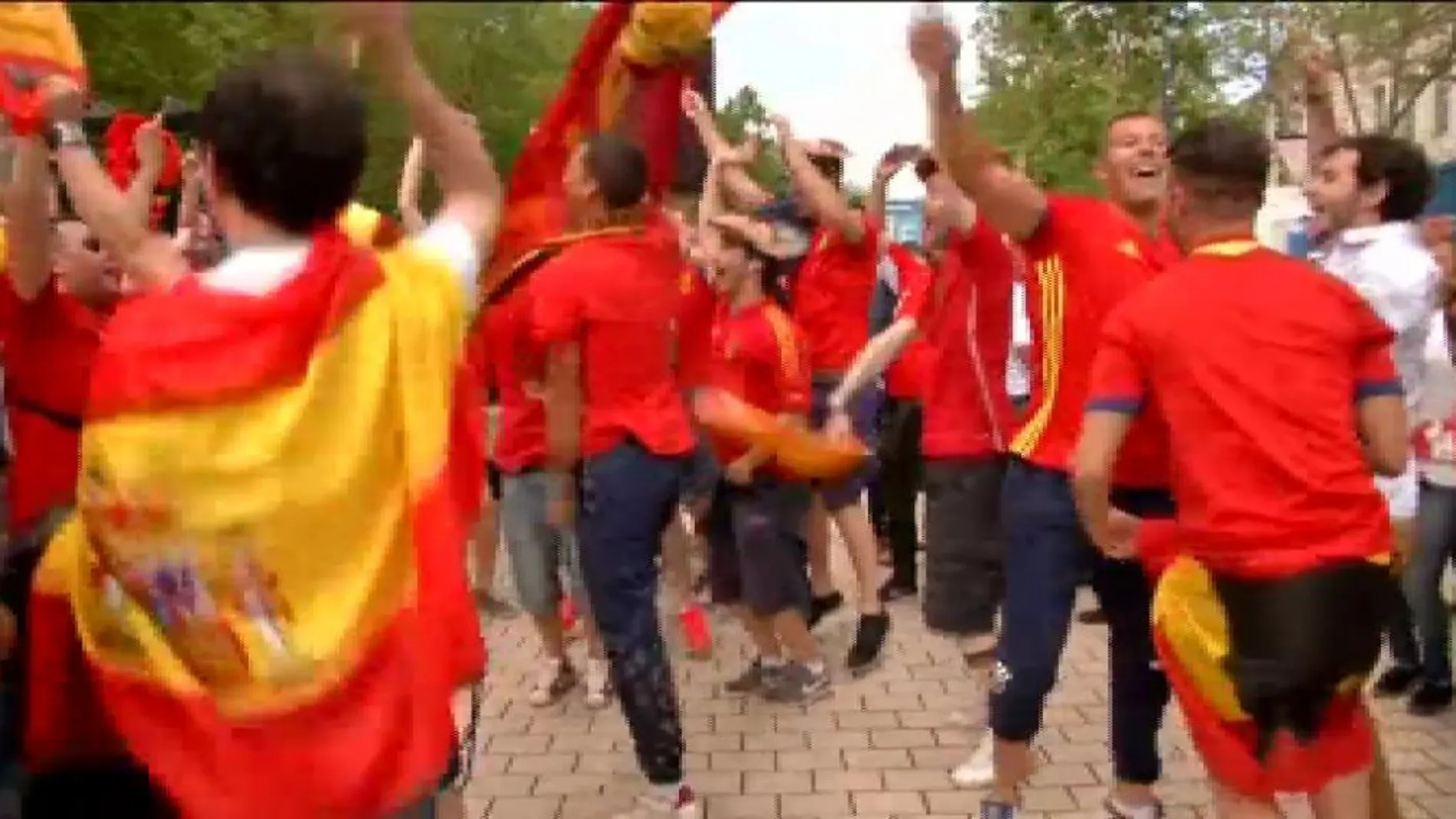 Los aficionados españoles celebran la victoria de 'La Roja' en Toulouse