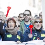 Varios centenares de trabajadores del Metro de Barcelona se manifestaron ayer por el centro de la Ciudad Condal en contra de la precariedad laboral, la congelación salarial y por una gestión transparente