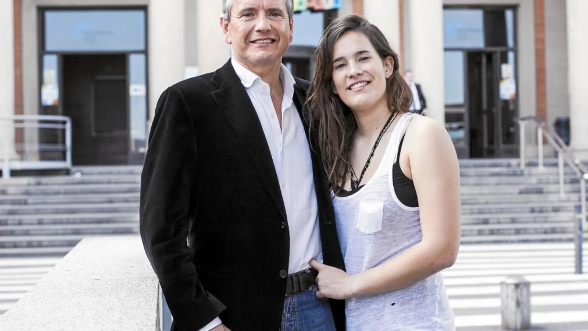 Gaspar Puig es presidente de la Asociación Catalana de Déficits Inmunitarios Primarios (Acadip). En la imagen, junto a su hija Cristina, afectada por una inmunodeficiencia, ante el hospital del Vall d'Hebron.