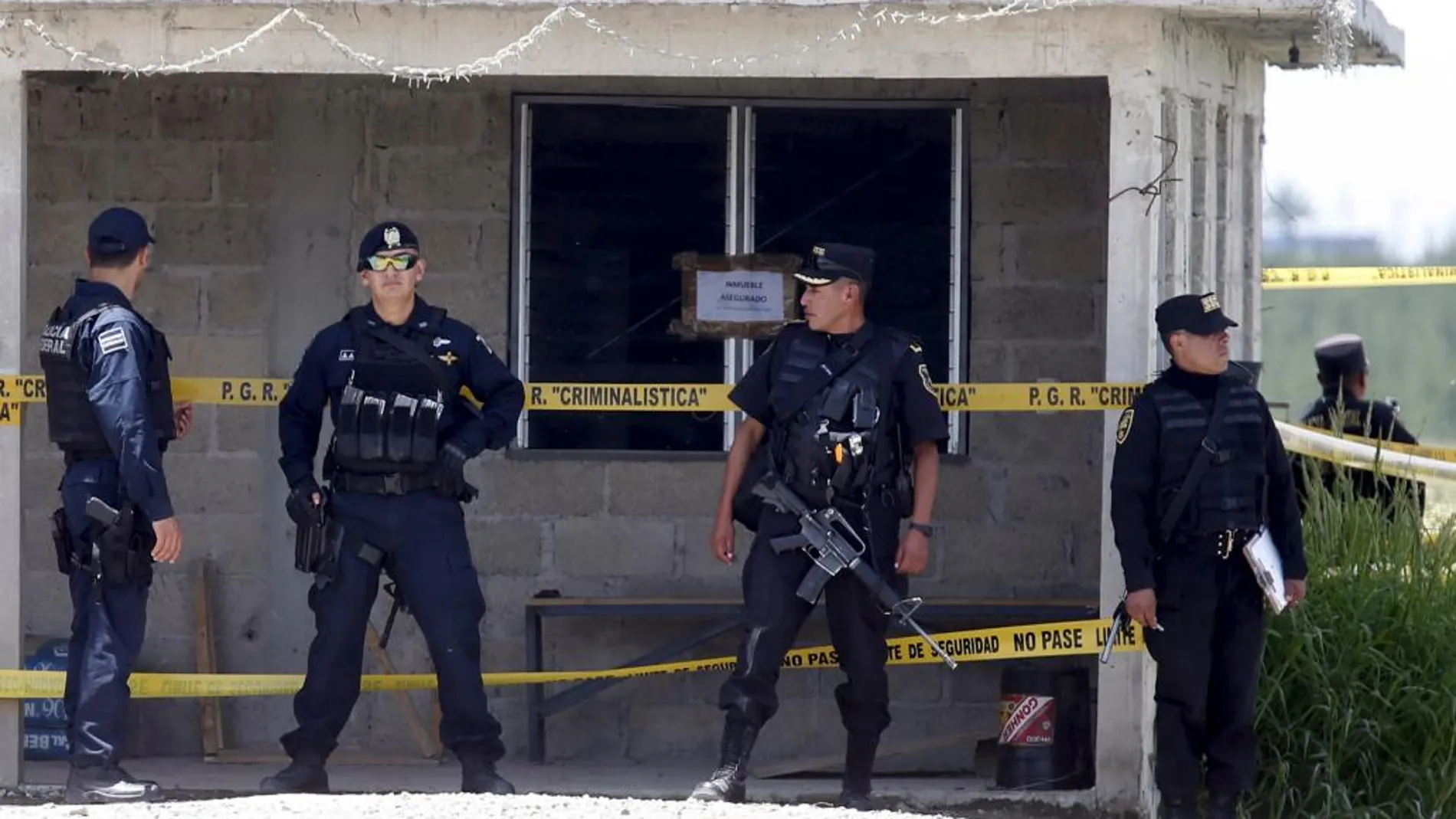 Policías a las afueras del almacén con el que conectaba el túnel por el que escapó «El Chapo»