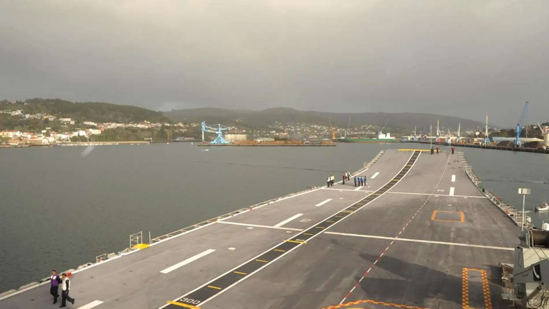 El pie de foto es: El "Príncipe de Asturias"a su llegada a Ferrol tras su última travesía