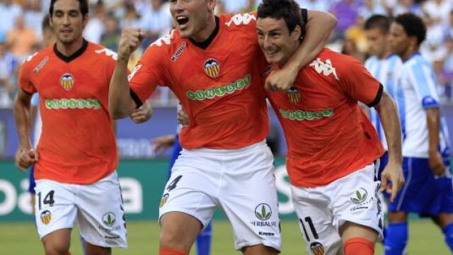 El delantero valencianista Aduriz (derecha), uno de los convocados por Del Bosque
