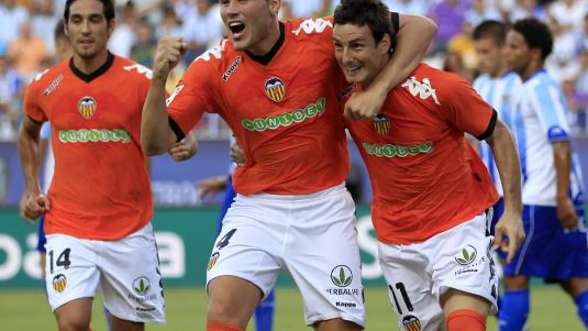 El delantero valencianista Aduriz (derecha), uno de los convocados por Del Bosque