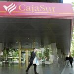 Vista de las instalaciones de una de las sucursales que la entidad cordobesa Cajasur tiene en la comunidad autónoma