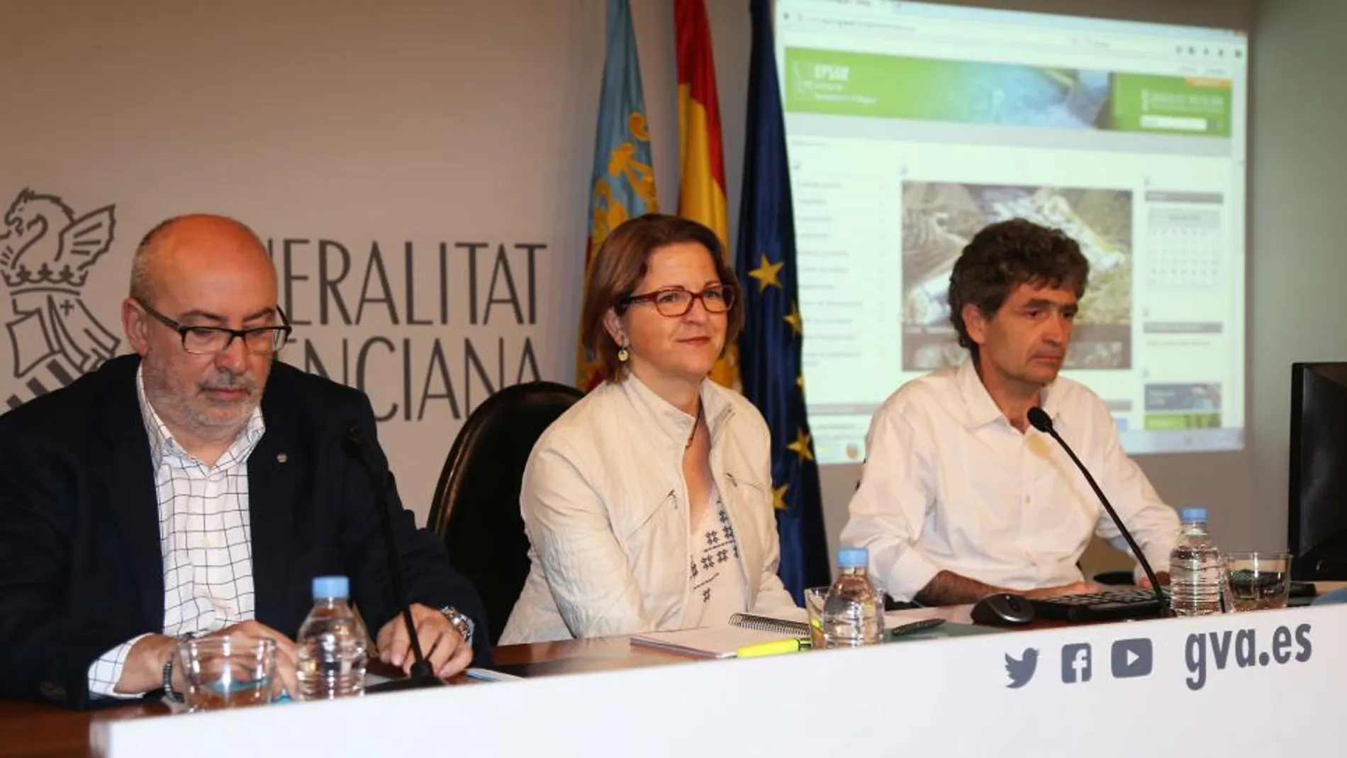 El conseller de Transparencia, Manuel Alcaraz, junto a la de Agricultura, Elena Cebrián, y el gerente de la Epsar