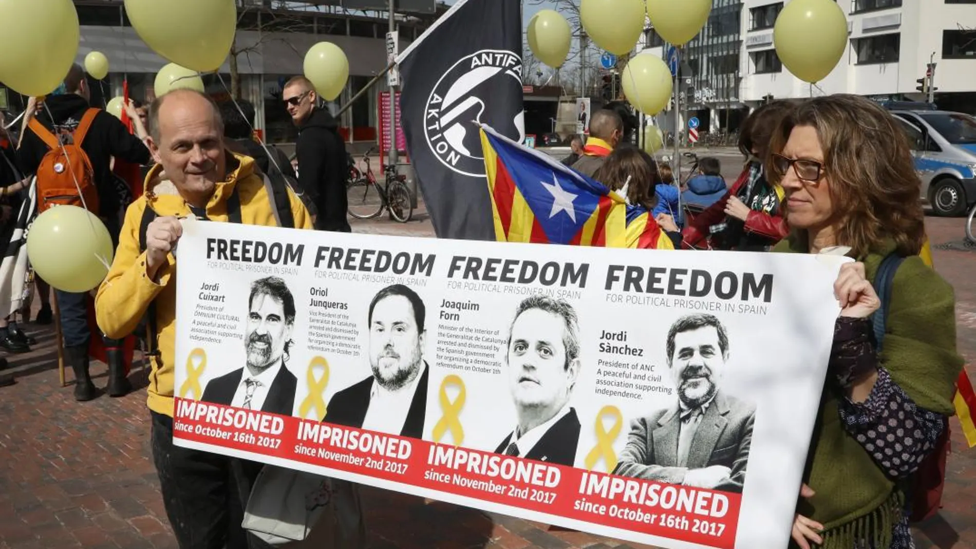 Los tres políticos catalanes hacen un llamamiento a que la gente llene las calles de Barcelona