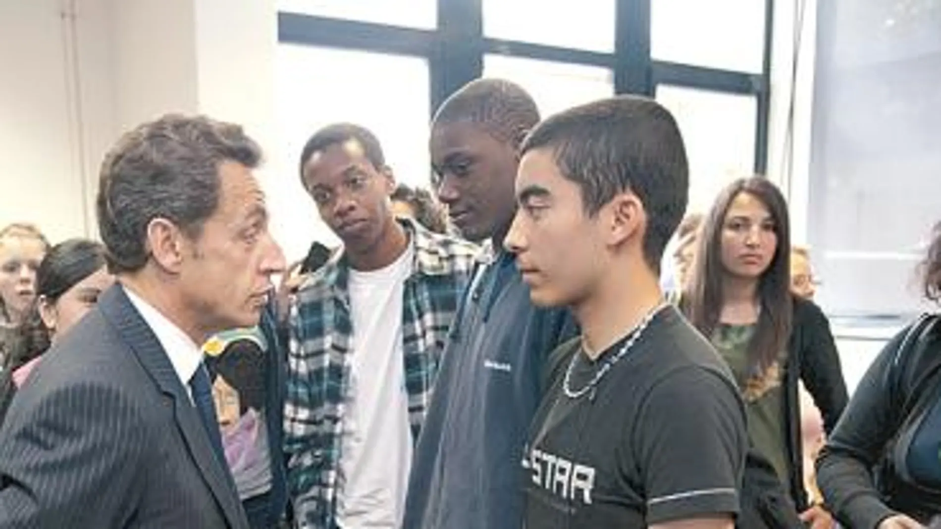 Sarkozy, ayer, habla con alumnos de un instituto cerca de París
